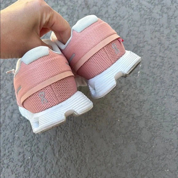 On Running Women's Blush Pink Shoes Sneakers in Size 7.5 - Picture 5 of 8